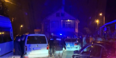 İKİ GRUP ARASINDA ÇIKAN KAVGAYI AYIRMAK İSTEYEN BEKÇİ YARALANDI KAVGADA GÖZALTINA ALINAN 2 ŞÜPHELİDEN 1'İ TUTUKLANDI