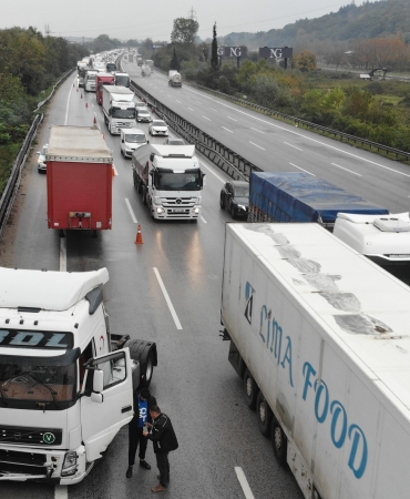 OTOYOLDA MAKASLAYAN TIRA YOLCU OTOBÜSÜ ÇARPTI: KİLOMETRELERCE ARAÇ KUYRUĞU OLUŞTU İSTANBUL İSTİKAMETİ BİR SÜRE TRAFİĞE KAPANDI