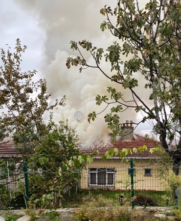 SAKARYA'DA TEK KATLI EVİN ÇATISI ALEVLERE TESLİM OLDU