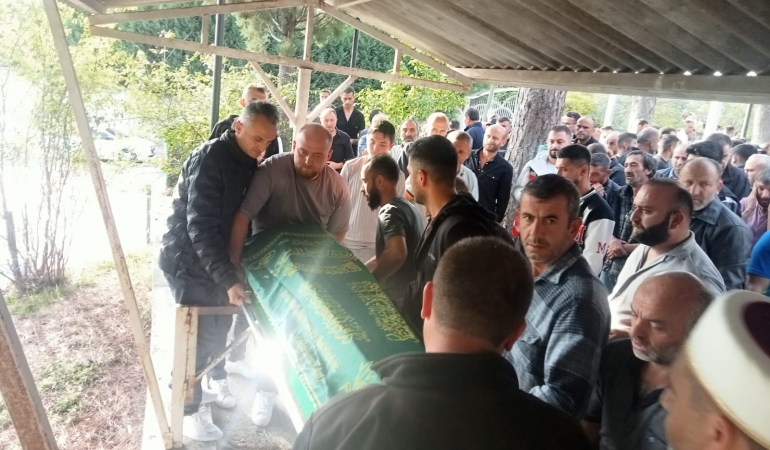 ACILI BABA TABUT BAŞINDA; “OĞLUM BENİDE AL GÖTÜR, SENSİZ BU DÜNYADA YAŞAMAK BANA HARAM” SÖZLERİ  YÜREK DAĞLADI