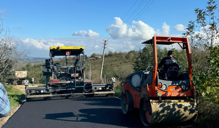 Bağlantı yolu asfaltlandı      Serdivan Belediyesi, ilçenin yaşam kalitesini artırmaya yönelik çalışmalarına hız kesmeden devam ediyor.