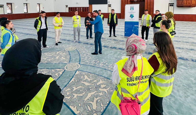 SUBÜ öğrencileri Rasimpaşa Camii’ni temizledi