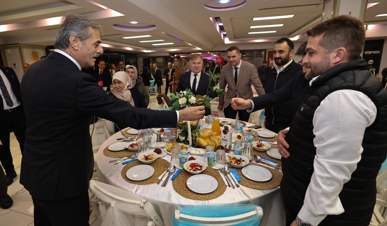 Yusuf Alemdar yarınların mimarı öğretmenlerle buluştu: “Siz medeniyetimizi geleceğe taşıyan yol göstericilersiniz”
