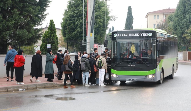 Akyazı’da üniversite öğrencilerine ücretsiz ulaşım başladı