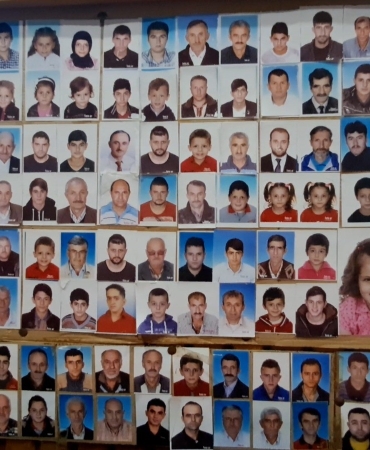 MÜŞTERİLERİNİN VESİKALIK FOTOĞRAFLARINI 38 YILDIR DÜKKANINDA SERGİLİYOR