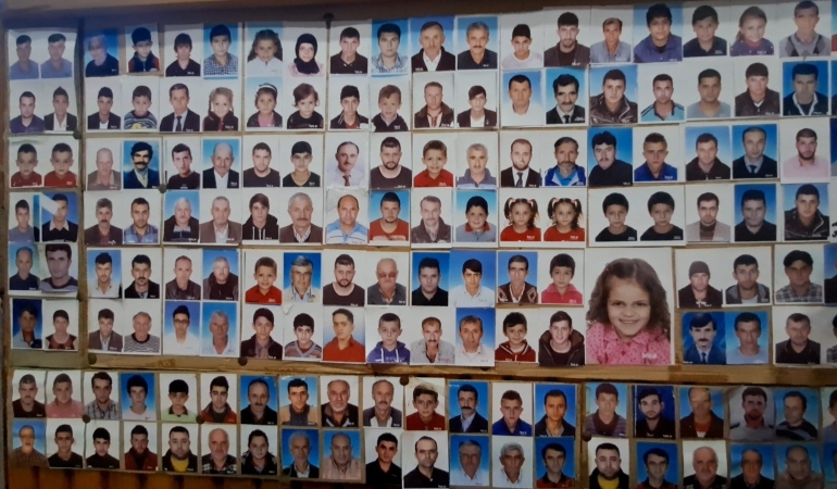 MÜŞTERİLERİNİN VESİKALIK FOTOĞRAFLARINI 38 YILDIR DÜKKANINDA SERGİLİYOR