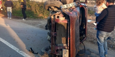 AĞACA ÇARPARAK DEVRİLEN TOFAŞ KAĞIT GİBİ EZİLDİ: 3 YARALI