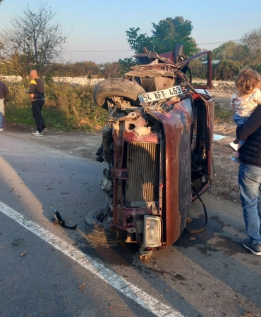 AĞACA ÇARPARAK DEVRİLEN TOFAŞ KAĞIT GİBİ EZİLDİ: 3 YARALI