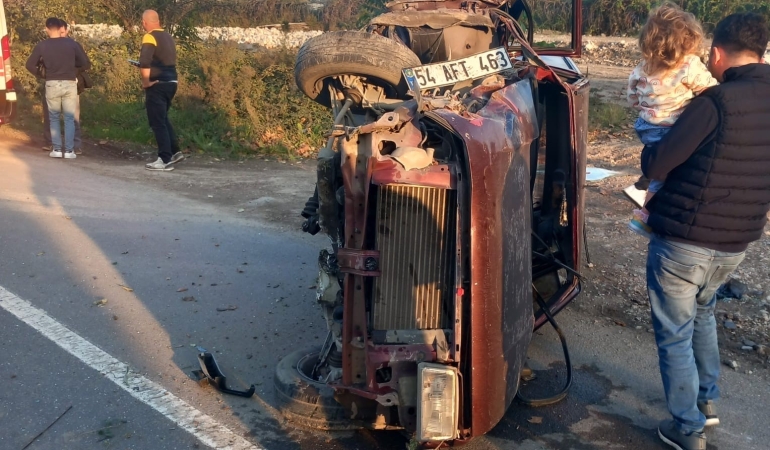 Ağaca çarparak devrilen Tofaş kağıt gibi ezildi: 3 yaralı