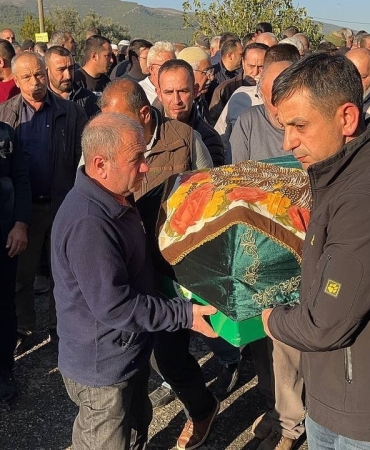 ALEVLERE TESLİM OLAN EVDE HAYATINI KAYBEDEN KADIN SON YOLCULUĞUNA UĞURLANDI