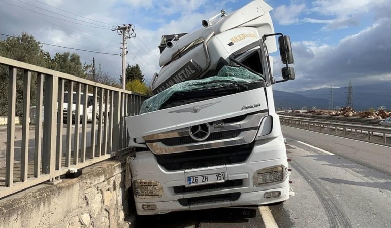Böyle kaza görülmedi: Kamyonun sıkıştırıp yoldan çıkarttığı tır, beton bariyerlere çarptı
