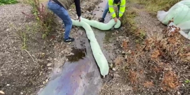 AMATÖR BALIKÇILAR FARK ETTİ, EKİPLER SEFERBER OLDU SAPANCA GÖLÜ'NE AKAN AKARYAKIT BENZERİ MADDE EKİPLERCE TEMİZLENMEYE BAŞLANDI