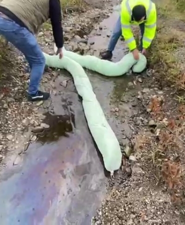AMATÖR BALIKÇILAR FARK ETTİ, EKİPLER SEFERBER OLDU SAPANCA GÖLÜ'NE AKAN AKARYAKIT BENZERİ MADDE EKİPLERCE TEMİZLENMEYE BAŞLANDI
