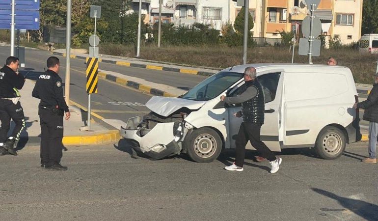 Sakarya’da hafif ticari araçla çarpışan otomobil devrildi: 1 yaralı