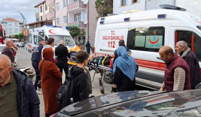 Lastiği patlayarak kontrolden çıkan motosiklet kadına çarptı: 2 yaralı