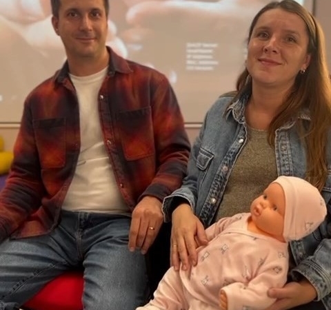 Gebe sınıfında anne ve baba adayları bilgilendiriliyor