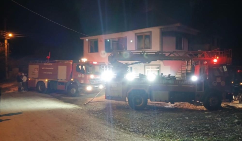Sakarya’da iki katlı evde yangın çıktı