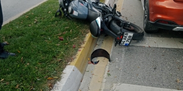 SAKARYA'DA MOTOSİKLET REFÜJE ÇARPTI: 1 YARALI
