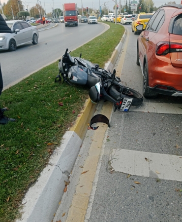 SAKARYA'DA MOTOSİKLET REFÜJE ÇARPTI: 1 YARALI