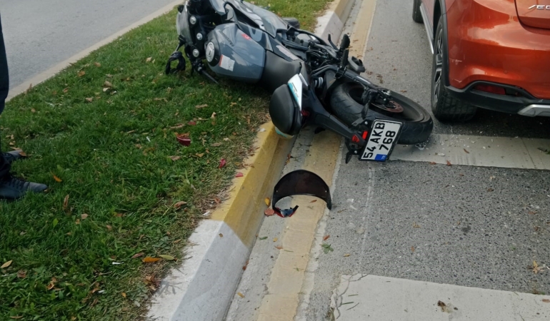 SAKARYA'DA MOTOSİKLET REFÜJE ÇARPTI: 1 YARALI