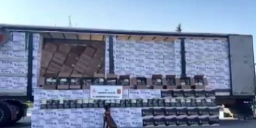 DEĞERİ 15 MİLYON: ADANA'DAN, SAKARYA'YA GETİRİLİRKEN YAKALANDI SAKARYA'DA JANDARMA EKİPLERİNCE TIRDA 5 TON KAÇAK TÜTÜN ELE GEÇİRİLDİ TIRIN YÜKLENDİĞİ DEPODA İSE 5 MİLYONLUK MAKARON VE TÜTÜN ELE GEÇİRİLDİ