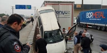 D-100'DE İLGİNÇ KAZA: BARİYERLERİ AŞAN OTOMOBİL, TIRIN DORSESİNE ASILI KALDI