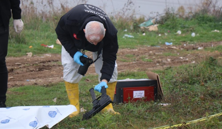 Sakarya’da boş arazide başından vurulmuş erkek cesedi bulundu