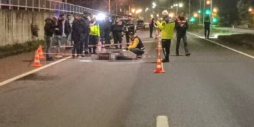 İKİ ARKADAŞIN ALKOL EĞLENCESİ FACİA İLE SONUÇLANDI ALKOLLÜ ARKADAŞININ KULLANDIĞI 'PATPATTAN' DÜŞEN ŞAHIS OLAY YERİNDE HAYATINI KAYBETTİ