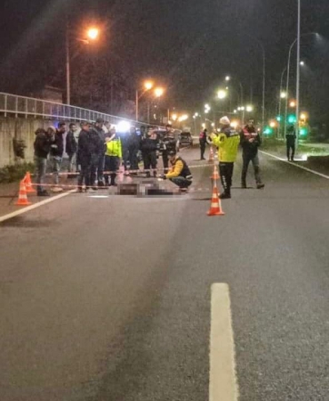 İKİ ARKADAŞIN ALKOL EĞLENCESİ FACİA İLE SONUÇLANDI ALKOLLÜ ARKADAŞININ KULLANDIĞI 'PATPATTAN' DÜŞEN ŞAHIS OLAY YERİNDE HAYATINI KAYBETTİ