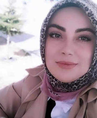KADIN CİNAYETİNDE YENİ DETAYLAR: 3 AYLIK SEVGİLİSİ TARAFINDAN ÖLDÜRÜLMÜŞ ŞAHSIN OLAY YERİNDEN SİLAHLA KAÇTIĞI AN GÜVENLİK KAMERASINDA