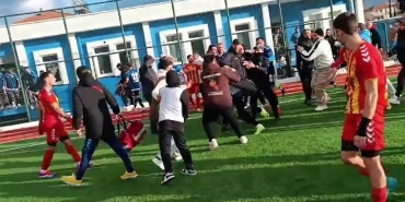 BİTİŞ DÜDÜĞÜNÜN ÇALMASIYLA TEKME VE TOKATLAR HAVADA UÇUŞTU TAKIM OTOBÜSÜ TAŞLANDI