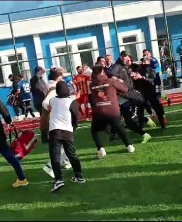 BİTİŞ DÜDÜĞÜNÜN ÇALMASIYLA TEKME VE TOKATLAR HAVADA UÇUŞTU TAKIM OTOBÜSÜ TAŞLANDI