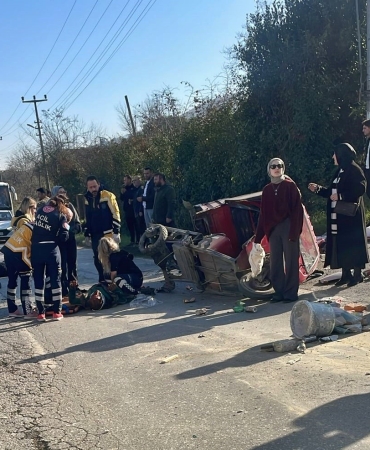 SAKARYA'DA FECİ KAZA: BABA OLAY YERİNDE HAYATINI KAYBETTİ, OĞLU AĞIR YARALANDI KAMYONET SÜRÜCÜSÜ KAZA SONRASI KAÇTI