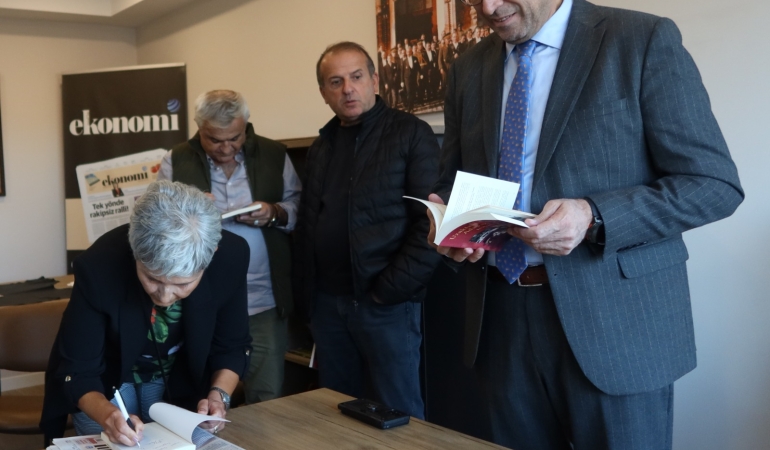 İvi İlyadis, Dostlar Platformu üyeleri ile bir araya geldi
