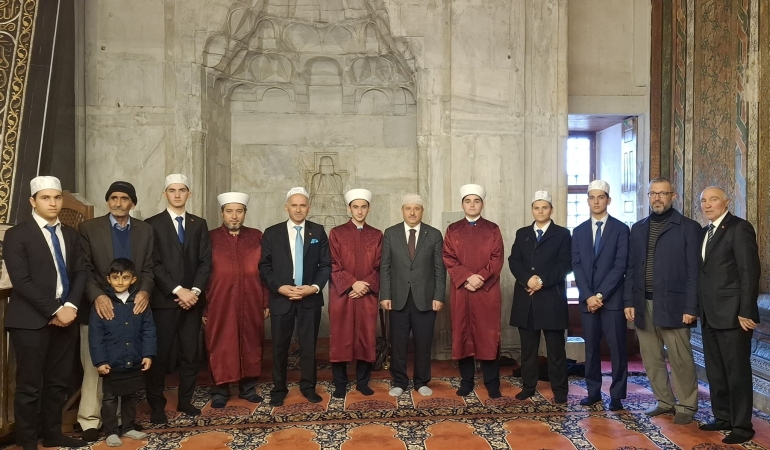 EDİRNE ESKİ CAMİ DE BİR İLKİ GERÇEKLEŞTİRİP ÖĞRENCİMİZ EREN KARAEL KILIÇLA HUTBE OKUDUĞU CUMA NAMAZI PROGRAMIMIZDA GÖNÜLLERİ FETHETTİK.