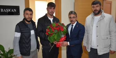 thumbnail_BAŞKAN ŞENOL DİNÇ ŞAMPİYONA 3.’SÜNÜ AĞIRLADI (2)