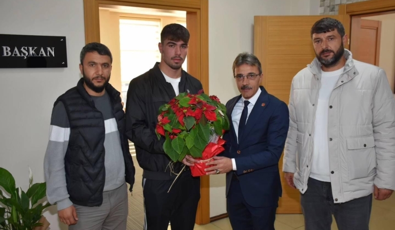 BAŞKAN ŞENOL DİNÇ ŞAMPİYONA 3.’SÜNÜ AĞIRLADI
