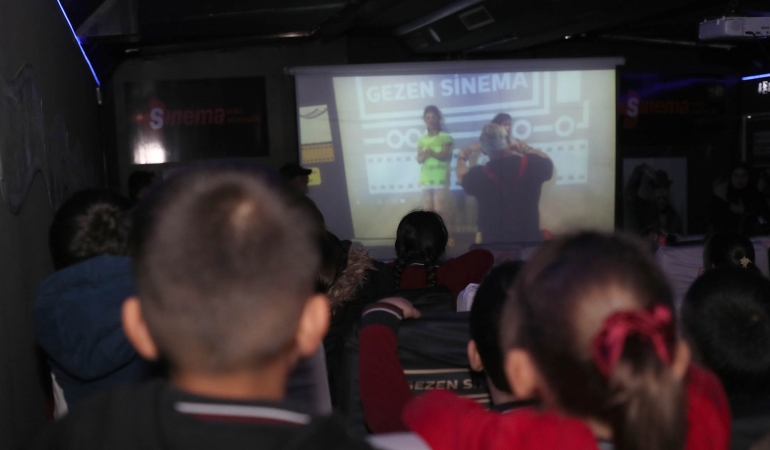 Gezen Sinema Tırı çocukları beyaz perdeyle buluşturuyor