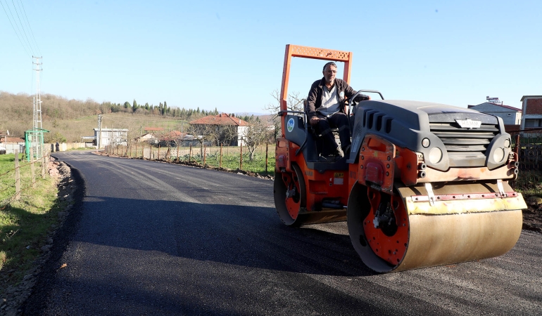 Söğütlü’nün kırsalındaki iki mahallede asfalt hamlesi