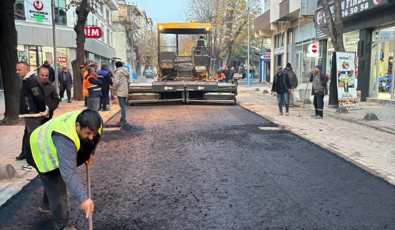 HENDEK’TE 3 MAHALLE DAHA SICAK ASFALTLA BULUŞTU