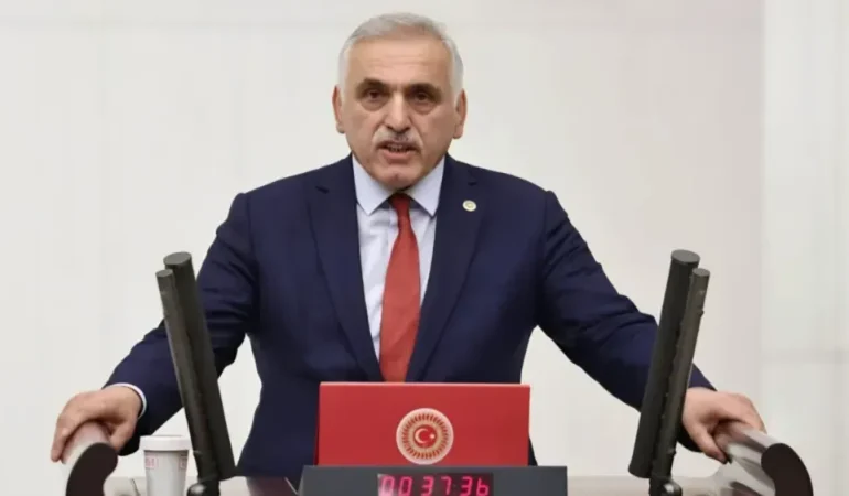 ALİ İNCİ’DEN İŞARET DİLİYLE ANLAMLI MESAJ “ENGELLERİ BİRLİKTE AŞALIM”