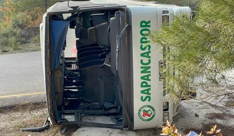 İlkokul öğrencilerini taşıyan midibüs devrildi: 7 öğrenci, 2 öğretmen ve şoför yaralandı