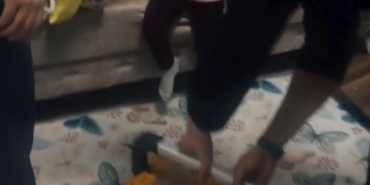 BEBEK YÜRÜTECİNE PARMAĞI SIKIŞAN MİNİĞİN YARDIMINA İTFAİYE KOŞTU