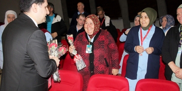 ENGELLİLER GÜNÜNDE KARANFİLLİ KUTLAMA