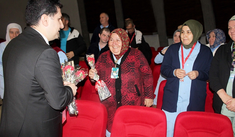 ENGELLİLER GÜNÜNDE KARANFİLLİ KUTLAMA