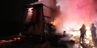 LASTİK YÜKLÜ YARIM RÖMORK ALEV TOPUNA DÖNDÜ: İTFAİYE UZUN UĞRAŞLARLA SÖNDÜRDÜ