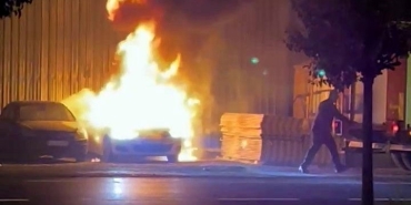 PARK HALİNDEKİ OTOMOBİLİN KONTAĞINI ÇEVİRİNCE DEHŞETİ YAŞADI: 2 YARALI ALEV ALAN OTOMOBİLE MÜDAHALE ETMEK İSTERKEN VÜCUTLARINDA YANIKLAR OLUŞTU