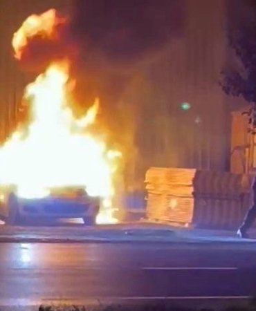 PARK HALİNDEKİ OTOMOBİLİN KONTAĞINI ÇEVİRİNCE DEHŞETİ YAŞADI: 2 YARALI ALEV ALAN OTOMOBİLE MÜDAHALE ETMEK İSTERKEN VÜCUTLARINDA YANIKLAR OLUŞTU