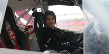 TÜRKİYE'NİN İLK VE TEK KADIN X-TRİAL PİLOTU, OFF-ROAD PİSTLERİNDE TOZU DUMANA KATIYOR MELİS AKSÖZ: "HAFTA İÇİ ELİMİZİN HAMURUYLA RESTORANDA HAFTA SONU DA ELİMİZİN ÇAMURUYLA PİSTLERDEYİZ"