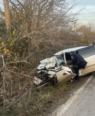 SAKARYA'DA KAMYON İLE OTOMOBİL ÇARPIŞTI: 2 AĞIR YARALI